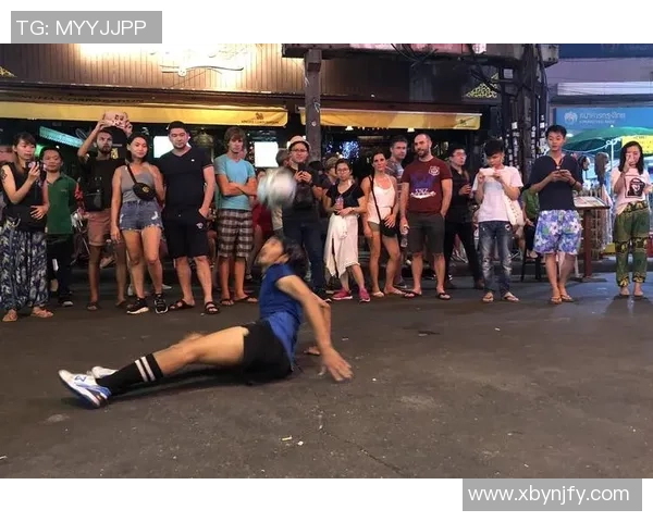 街头艺术与足球明星完美结合的假人创意展示图片欣赏